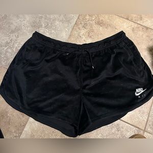 NIKE AIR VELOUR MID-RISE SHORTS